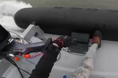 Trzymanie laptopa na motorówce nie jest dobrym pomysłem