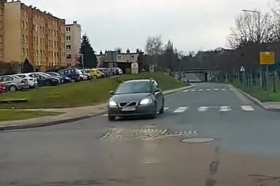 18-latka skasowała trzy samochody na jednym skrzyżowaniu