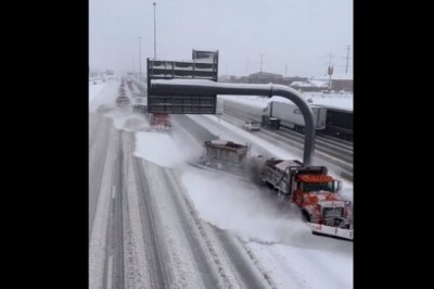 Tak wygląda profesjonalne odśnieżanie autostrady