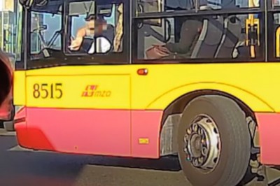 Wymusił i jeszcze miał pretensje. Kierowcę autobusu trochę poniosło