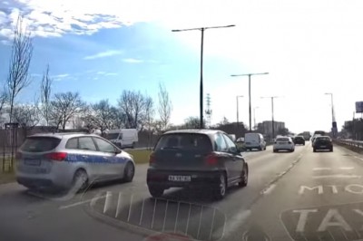 Policjanci rozbijają auto na barierkach. Poszli jak dzik w szyszki