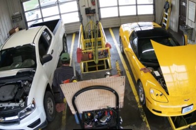 Kasowanie żółtej Corvette za pomocą mechanika