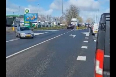 Cwaniak chciał ominąć korek. Karma szybko go dopadła