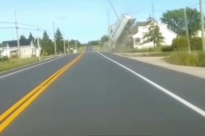 Parkowanie ciężarówki na dachu przydrożnego domu