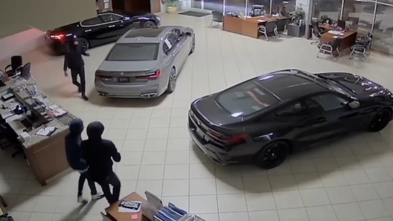 W trzy minuty zawinęli trzy nowe BMW i Maserati z salonu
