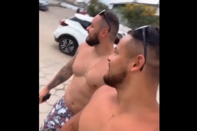 Dziewczyny w aucie zobaczyły przystojniaków i narobiły sobie kłopotów