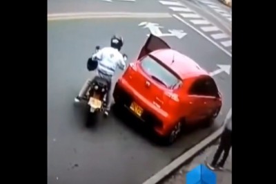 Sposób na wyciągnięcie torebki z zaparkowanego samochodu