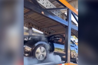 Nagrali jak szaleją nowym autem, które jechało do klienta