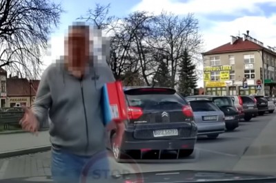 Szeryf miejsca parkingowego wykłóca się w publicznym miejscu