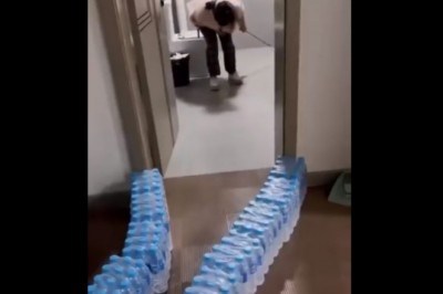 Dziewczyny wymyśliły sposób na pozbycie się myszy