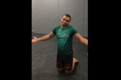 Co znaczy mieć dystans do siebie? On dobrze wie