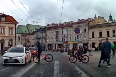 Szybka nauczka dla rowerzystów za jazdę rowerami na przejsciu
