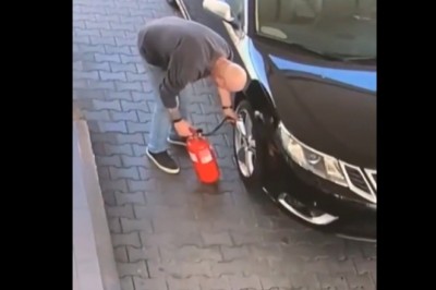 Mistrz kierownicy chciał napompować koło za pomocą gaśnicy