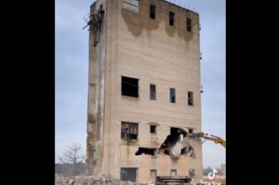 Hardcorowe wyburzanie budynku. Ten operator ma nerwy ze stali