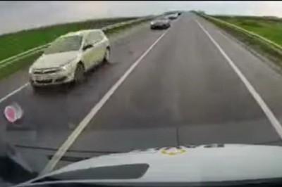 Nie widział jadących aut, więc stwierdził, że wjedzie na drugi pas