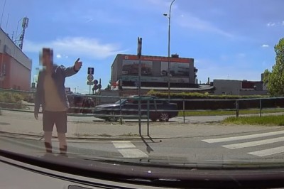 Musiał wyjść z auta i zatrzymać ruch, żeby dziewczynka mogła przejść