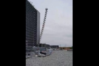 Polskie ostrzeżenie na zagranicznej budowie, gdy leciało rusztowanie