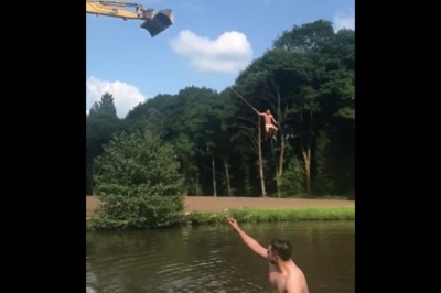 Ekstremalne skoki do wody przy pomocy koparki