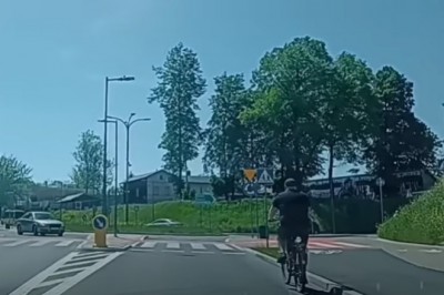 Złośliwość czy głupota? Rowerzysta blokuje drogę chociaż ma ścieżkę