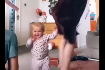 Wyluzowany dzieciak pokazuje jak się dobrze bawić