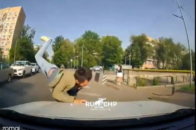 Wjechał na hulajnodze wprost pod auto i przeleciał kilka metrów