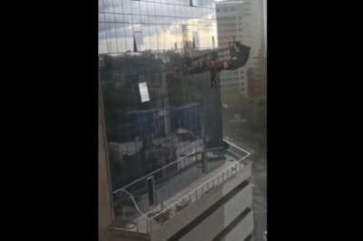 Myli szyby w biurowcu, kiedy zerwała się wichura