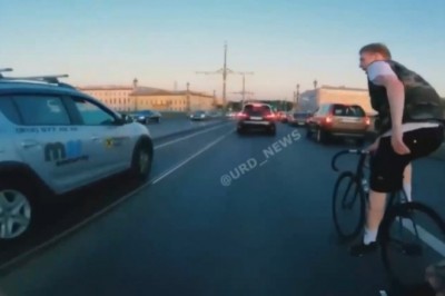 Karma momentalnie dopada agresywnego rowerzystę