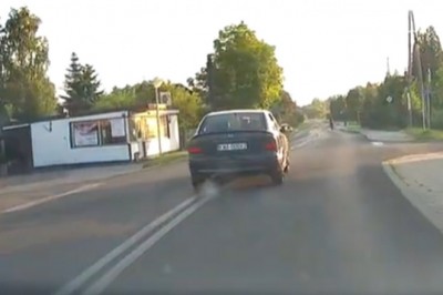 Czołowe zderzenie osobówki i busa. Kierowca na podwójnym gazie