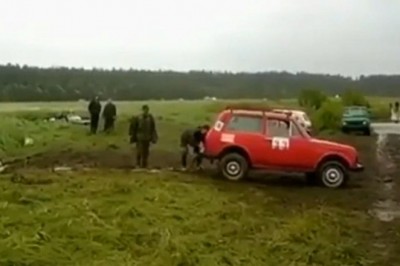 Zawody na głupotę w czasie terenowej jazdy. Gość wygrał