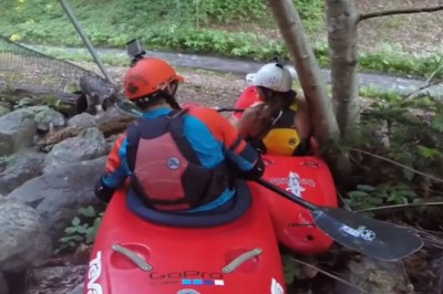 Hardkorowy zjazd kajakiem z zawrotną prędkością