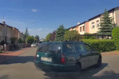 Wyskoczył z auta i zaczął okładać kierowcę. Mocno go poniosło