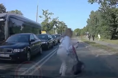 Dziewczynka wbiegła wprost pod auto na czerwonym świetle