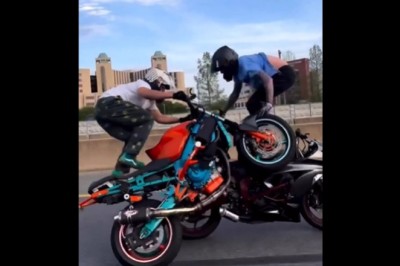 Kosztowna próba stuntu motocyklami na publicznej drodze