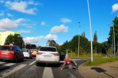 Wysiadł z auta i zaczął szarpać kierowcę Passata