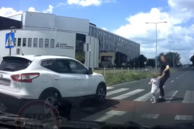 O włos od potrącenia na przejściu dla pieszych. Uratował je klakson