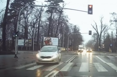 Wbił się na czerwonym prosto przed jadącego TIRa