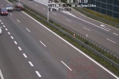 Dachowanie na S12. Tak się kończy nie patrzenie w lusterka