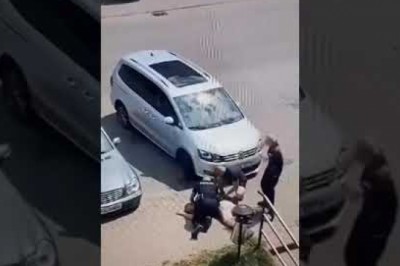 Policjantka i jej pomoc w czasie zatrzymania podejrzanego