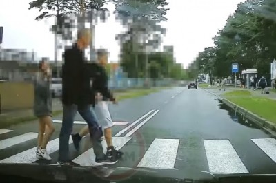 Pirat w Audi wyprzedza na skrzyżowaniu i taranuje znak