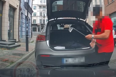 Frustrat z Mercedesa rozwala reflektor za pomocą kija golfowego