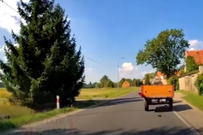 Rajd ciągnikiem po wiejskich drogach. Ładnie ich poniosło