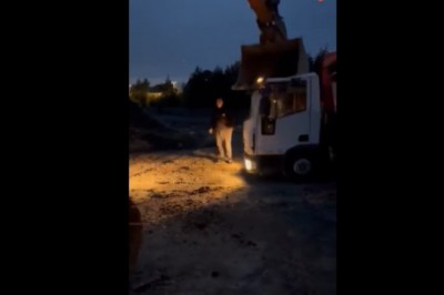 Koparka kontra typ, który nielegalnie wyrzucał śmieci