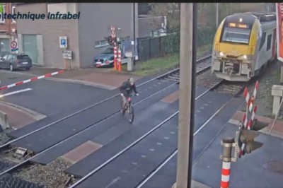 Typ na rowerze kontra pociąg. Oszukał przeznaczenie