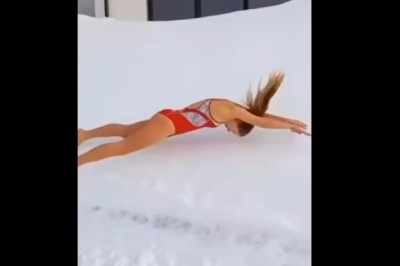 Chciała wskoczyć w zaspę śniegu ale mocno nie wyszło