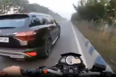 Kozak na motocyklu poucza innych, a sam chyba ślepy