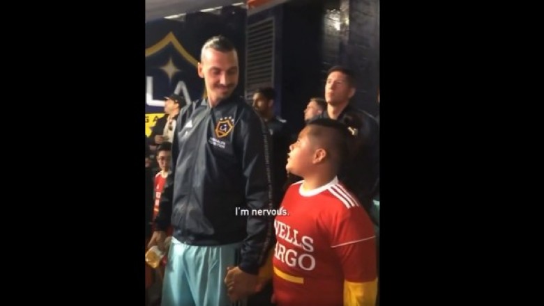 Zlatan daje rady chłopcu z którym wyjdzie na murawę