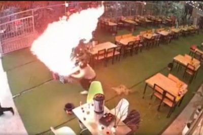 Znudzony klient restauracji z ciekawości podpala ozdobę