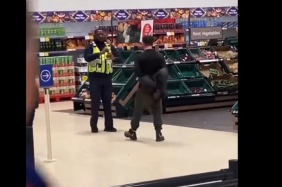 Ochroniarze nie dawali rady więc wkroczył przypadkowy gość