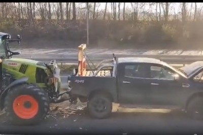 Gdy bardzo się spieszysz na protest swoim ciągnikiem