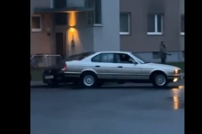 Szybki koniec popisów starym BMW na osiedlu